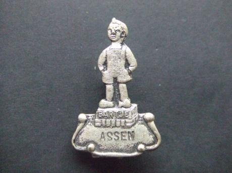 Assen standbeeld Bartje op voetstuk zilverkleurige broche